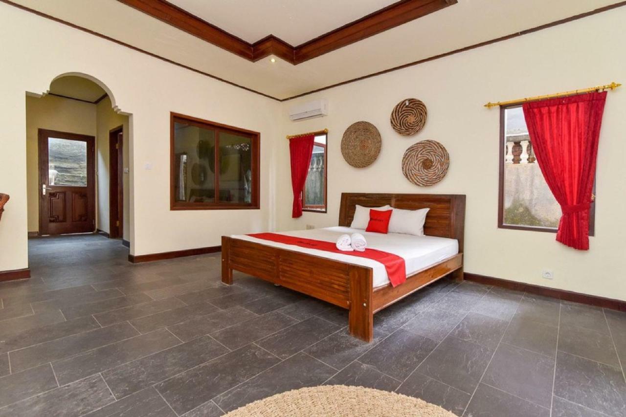 RedDoorz Plus near Seminyak Square Denpasar  Bagian luar foto
